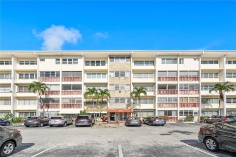 Condo in Hallandale Beach, Florida, 1 bedroom  № 1779660 - photo 13