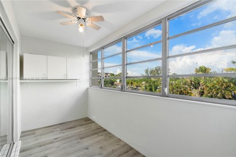 Condo in Hallandale Beach, Florida, 1 bedroom  № 1779660 - photo 9