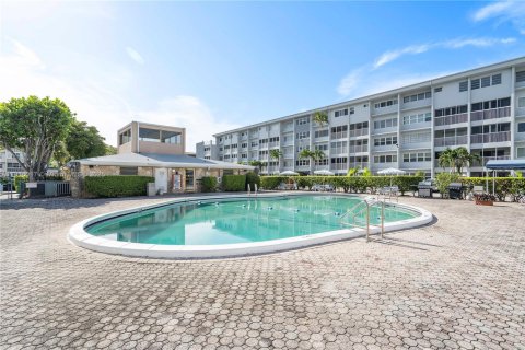Condo in Hallandale Beach, Florida, 1 bedroom  № 1779660 - photo 11