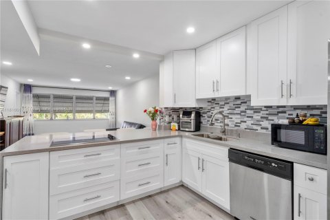 Condo in Hallandale Beach, Florida, 1 bedroom  № 1779660 - photo 1