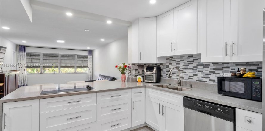 Condo in Hallandale Beach, Florida, 1 bedroom № 1779660