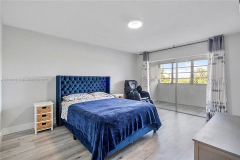 Condo in Hallandale Beach, Florida, 1 bedroom  № 1779660 - photo 6