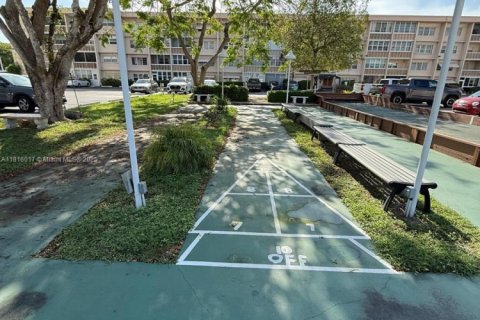 Condo in Hallandale Beach, Florida, 1 bedroom  № 1779660 - photo 15