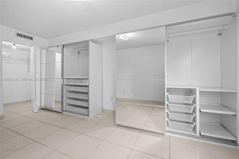 Снять в аренду кондоминиум в Майами, Флорида 1 спальня, 65.96м2, № 2172743 - фото 23