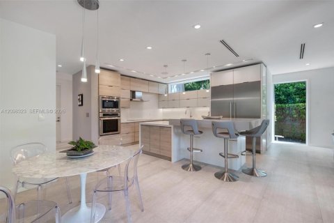House in South Miami, Florida 6 bedrooms, 459.87 sq.m. № 2402465 - photo 12