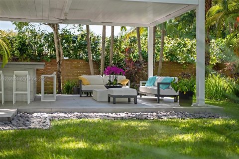 House in South Miami, Florida 6 bedrooms, 459.87 sq.m. № 2402465 - photo 24