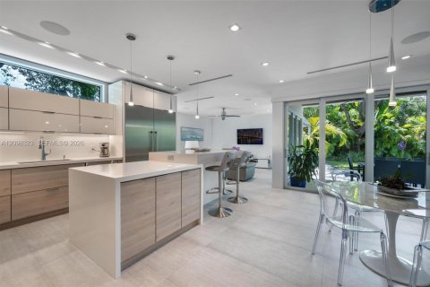 House in South Miami, Florida 6 bedrooms, 459.87 sq.m. № 2402465 - photo 13