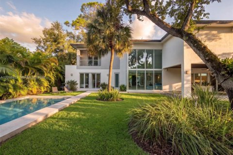 House in South Miami, Florida 6 bedrooms, 459.87 sq.m. № 2402465 - photo 18