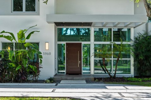 House in South Miami, Florida 6 bedrooms, 459.87 sq.m. № 2402465 - photo 2