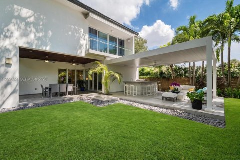 House in South Miami, Florida 6 bedrooms, 459.87 sq.m. № 2402465 - photo 22