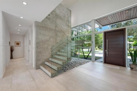 House in South Miami, Florida 6 bedrooms, 459.87 sq.m. № 2402465 - photo 9