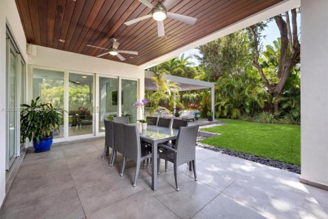 House in South Miami, Florida 6 bedrooms, 459.87 sq.m. № 2402465 - photo 27