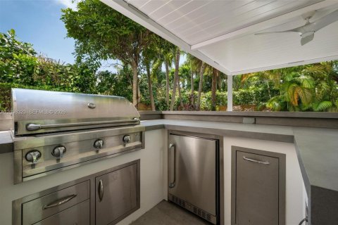 House in South Miami, Florida 6 bedrooms, 459.87 sq.m. № 2402465 - photo 28