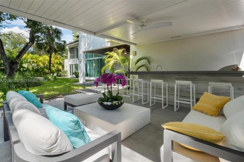 House in South Miami, Florida 6 bedrooms, 459.87 sq.m. № 2402465 - photo 25