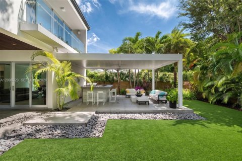 House in South Miami, Florida 6 bedrooms, 459.87 sq.m. № 2402465 - photo 23