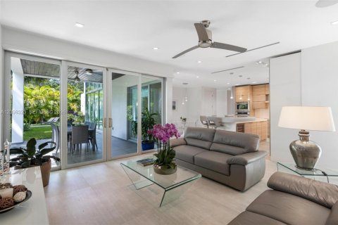 House in South Miami, Florida 6 bedrooms, 459.87 sq.m. № 2402465 - photo 16