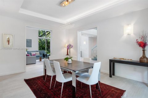 House in South Miami, Florida 6 bedrooms, 459.87 sq.m. № 2402465 - photo 30