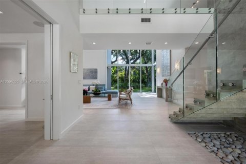 House in South Miami, Florida 6 bedrooms, 459.87 sq.m. № 2402465 - photo 10