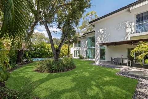 House in South Miami, Florida 6 bedrooms, 459.87 sq.m. № 2402465 - photo 19