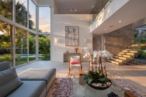 House in South Miami, Florida 6 bedrooms, 459.87 sq.m. № 2402465 - photo 4