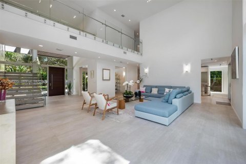 House in South Miami, Florida 6 bedrooms, 459.87 sq.m. № 2402465 - photo 6