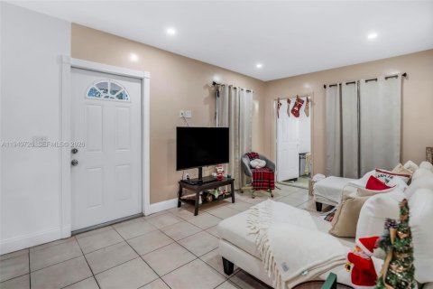 House in West Park, Florida 3 bedrooms, 104.05 sq.m. № 1997799 - photo 2