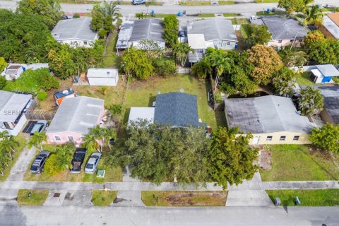 House in West Park, Florida 3 bedrooms, 104.05 sq.m. № 1997799 - photo 25