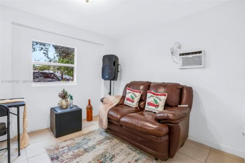 House in West Park, Florida 3 bedrooms, 104.05 sq.m. № 1997799 - photo 23