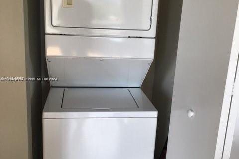 Condo in Miami, Florida, 2 bedrooms  № 1960531 - photo 9