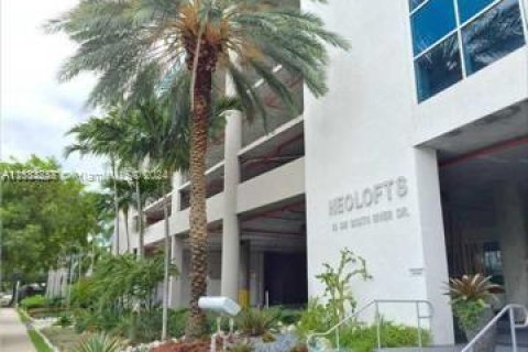 Condo in Miami, Florida, 2 bedrooms  № 1960531 - photo 2
