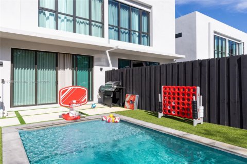 Снять в аренду таунхаус в Майами, Флорида 3 спальни, 161.65м2, № 1959452 - фото 1