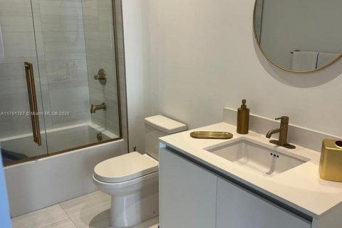 Condo in Miami, Florida, 2 bedrooms  № 1863743 - photo 18