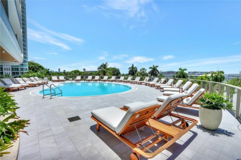 Condo in Miami, Florida, 2 bedrooms  № 1863743 - photo 1