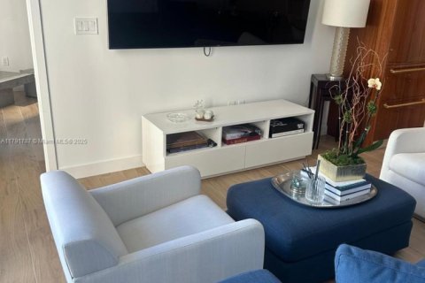 Condo in Miami, Florida, 2 bedrooms  № 1863743 - photo 6