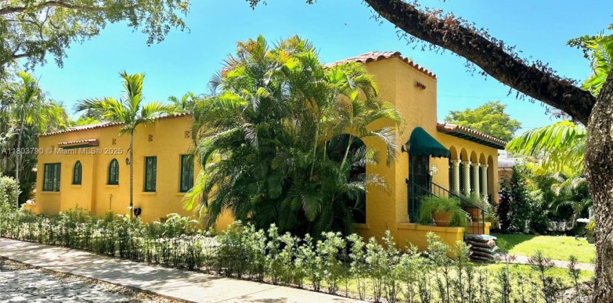Casa en Coral Gables, Florida 3 dormitorios, 211.54 m2 № 2000210