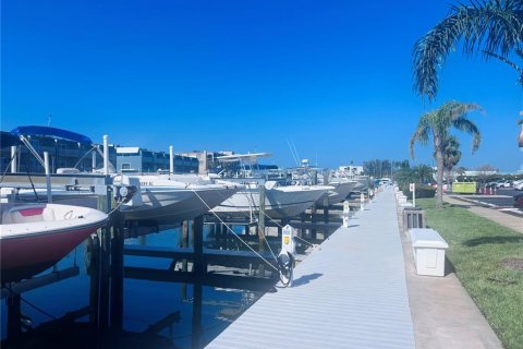 Condo in Treasure Island, Florida, 3 bedrooms  № 1849551 - photo 17