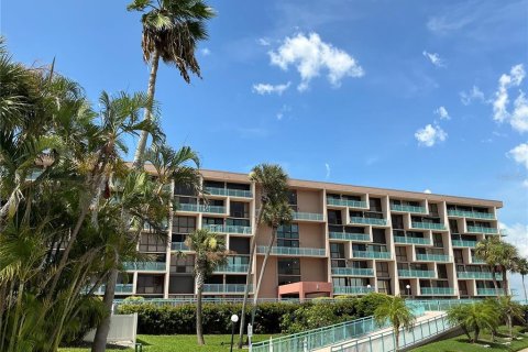 Condo in Treasure Island, Florida, 3 bedrooms  № 1849551 - photo 1