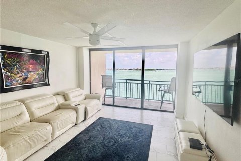 Condo in Treasure Island, Florida, 3 bedrooms  № 1849551 - photo 2