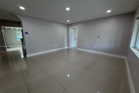 Villa ou maison à louer à Cutler Bay, Floride: 4 chambres, 147.25 m2 № 2001142 - photo 6