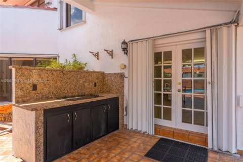Villa ou maison à louer à Miami, Floride: 5 chambres, 448.72 m2 № 2178254 - photo 11