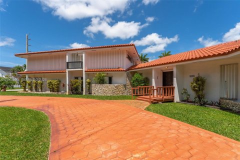 Villa ou maison à louer à Miami, Floride: 5 chambres, 448.72 m2 № 2178254 - photo 2