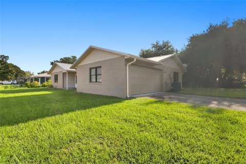 Villa ou maison à vendre à Titusville, Floride: 3 chambres, 125.6 m2 № 2313424 - photo 2