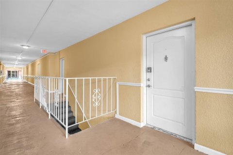 Снять в аренду кондоминиум в Дирфилд-Бич, Флорида 2 спальни, 72м2, № 2065300 - фото 22