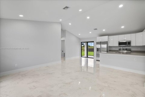 House in Lehigh Acres, Florida 3 bedrooms, 115.11 sq.m. № 1927775 - photo 14