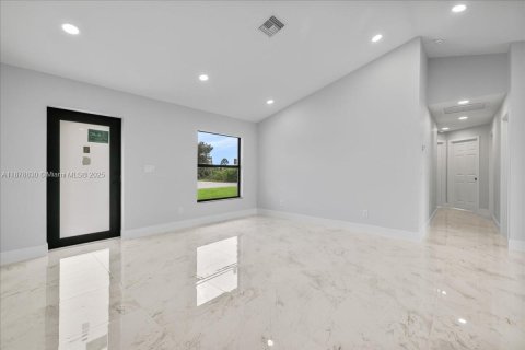 House in Lehigh Acres, Florida 3 bedrooms, 115.11 sq.m. № 1927775 - photo 13