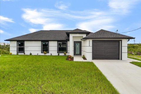 House in Lehigh Acres, Florida 3 bedrooms, 115.11 sq.m. № 1927775 - photo 1