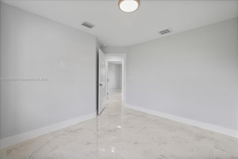 House in Lehigh Acres, Florida 3 bedrooms, 115.11 sq.m. № 1927775 - photo 29