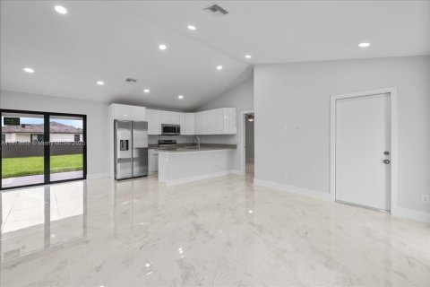 House in Lehigh Acres, Florida 3 bedrooms, 115.11 sq.m. № 1927775 - photo 15