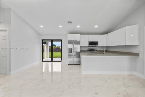 House in Lehigh Acres, Florida 3 bedrooms, 115.11 sq.m. № 1927775 - photo 19