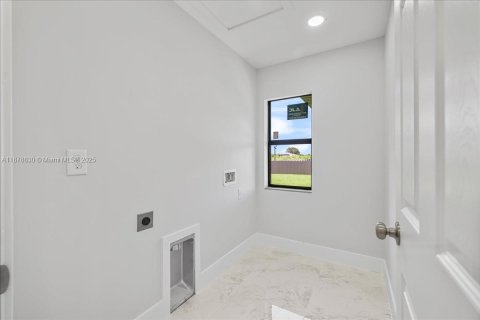 House in Lehigh Acres, Florida 3 bedrooms, 115.11 sq.m. № 1927775 - photo 23